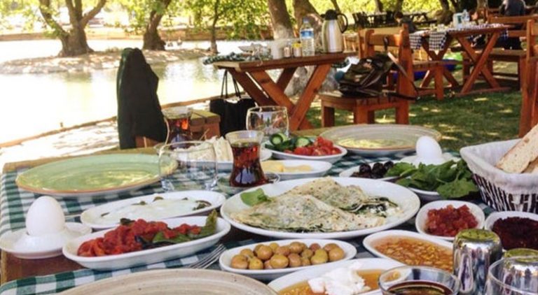 İzmir’de Ev Yemekleri Yiyebileceğiniz 10 Mekan